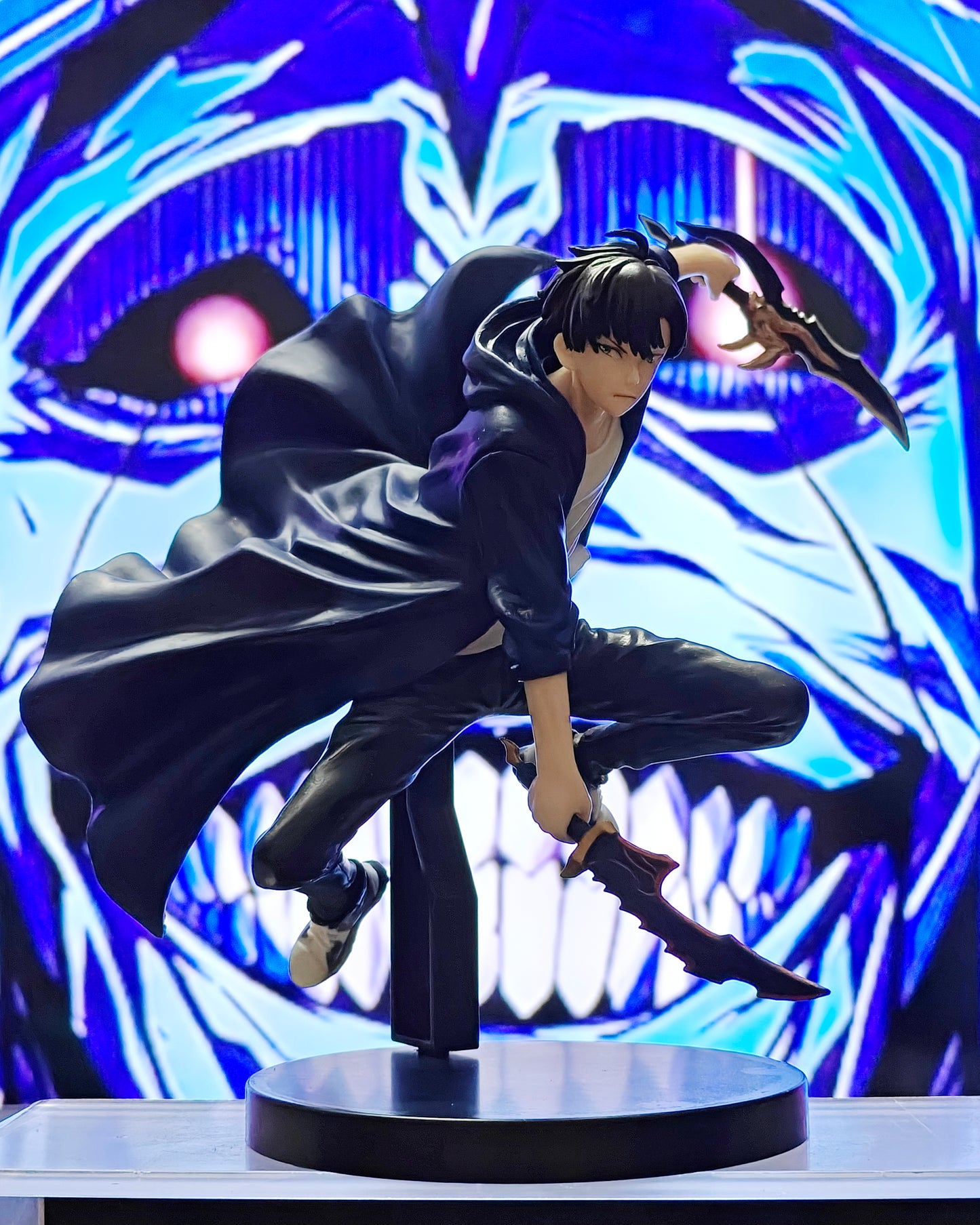 Jin-woo with Kasaka's Venom Fang and Knight Killer sword - Solo Leveling