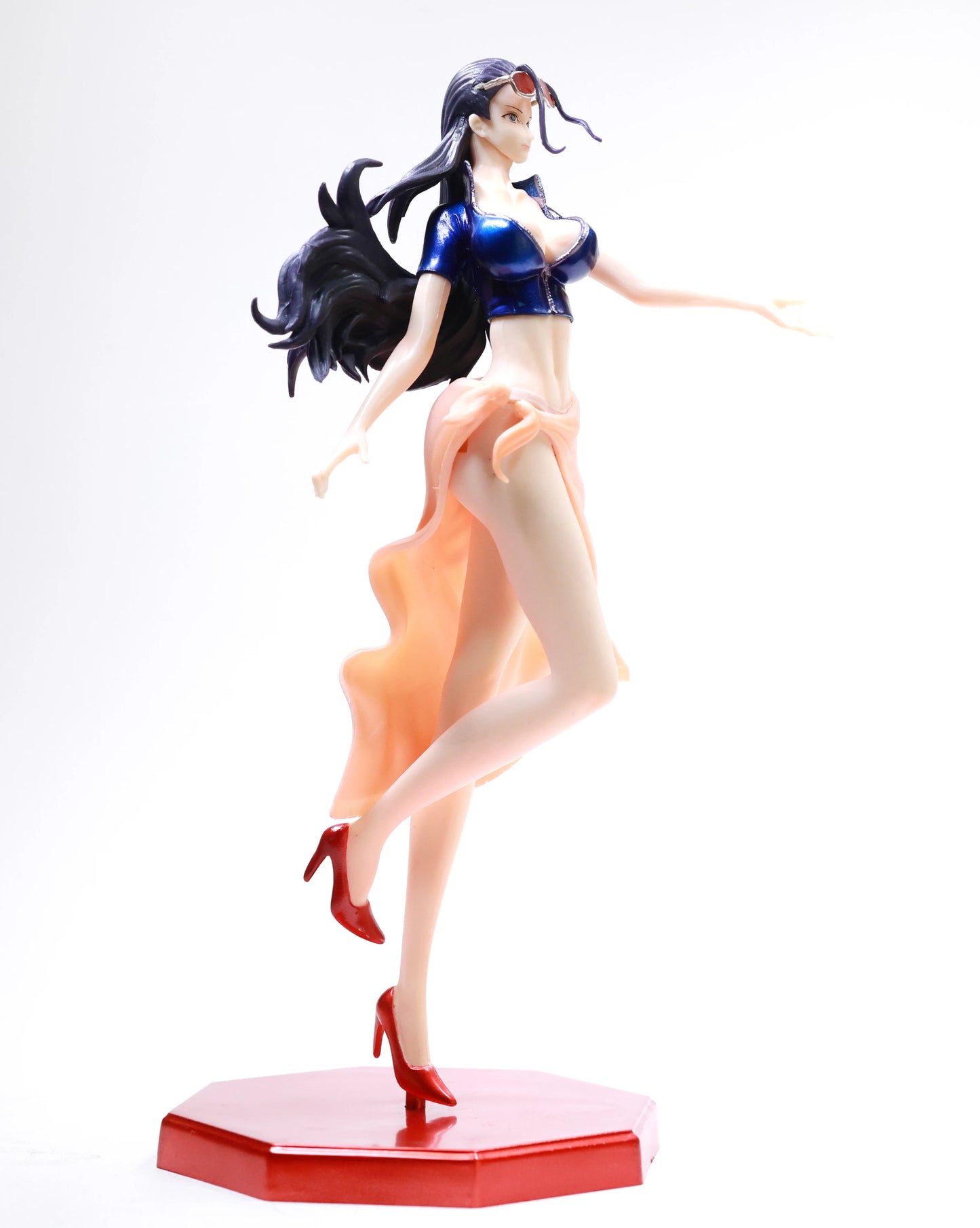 Nico Robin in red goggles - One Piece