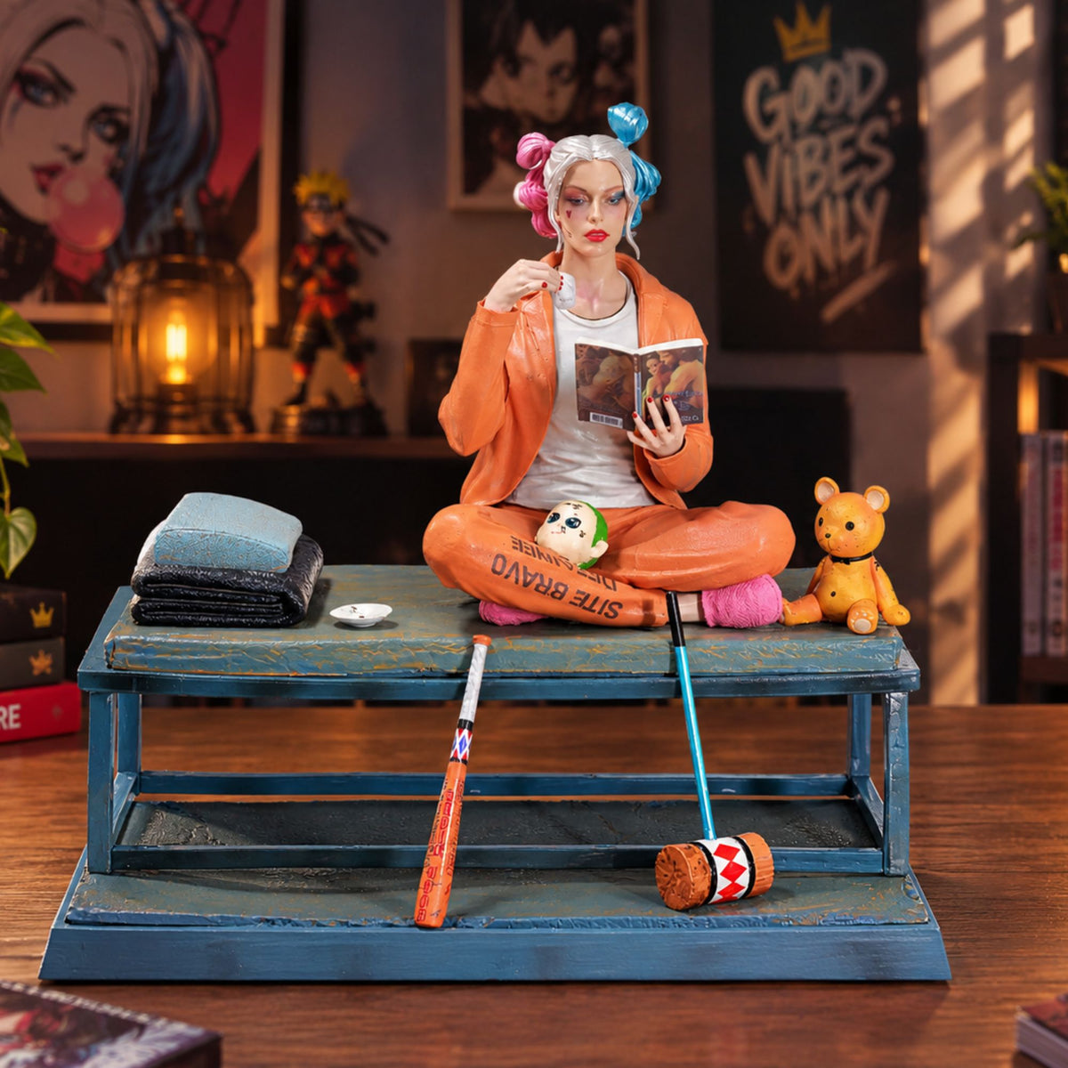 Harley Quinn Prisoner Figure (26 x 26 cm)